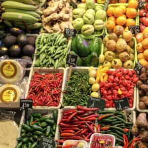 Puesto de mercado con frutas y verduras frescas