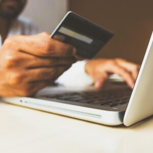 Pago en línea con tarjeta de crédito desde una computadora portátil