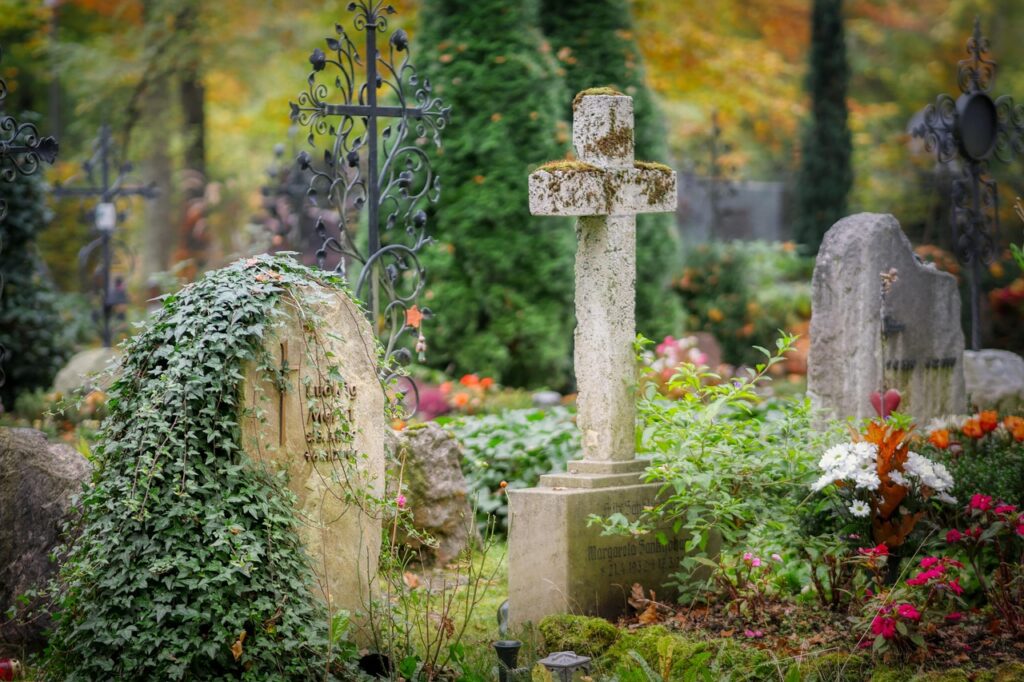 Tumbas con cruces en un cementerio (imagen ilustrativa)
