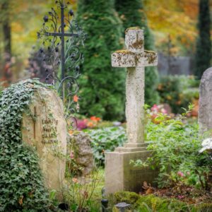 Tumbas con cruces en un cementerio (imagen ilustrativa)