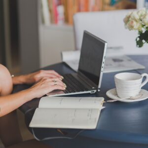 Computadora portátil y libreta sobre un escritorio de trabajo para un blog