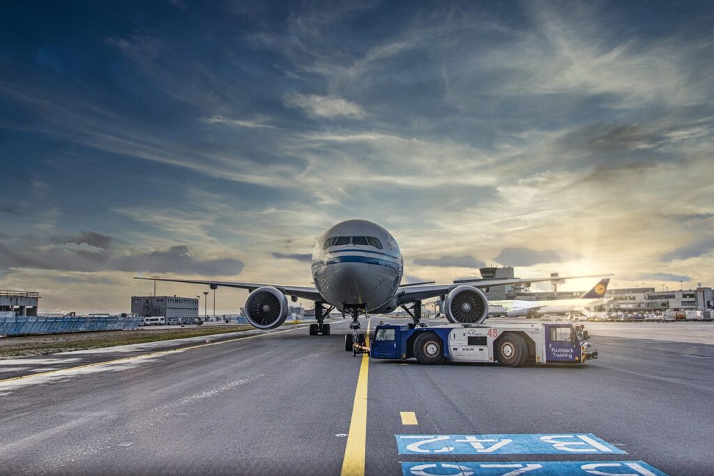 Avión de pasajeros en la pista de un aeropuerto (imagen ilustrativa)