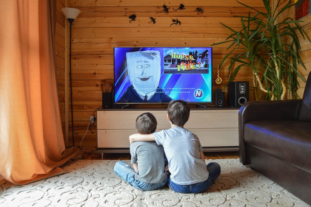 Niños viendo dibujos animados en el televisor de la sala