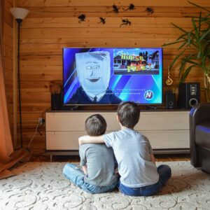 Niños viendo dibujos animados en el televisor de la sala