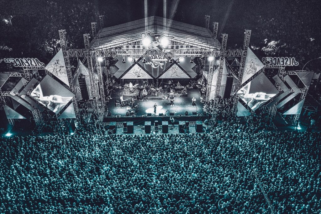 Público en un concierto en estadio con luces de escenario (imagen ilustrativa)