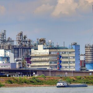 Tanques de almacenamiento de una refinería de petróleo (imagen ilustrativa)