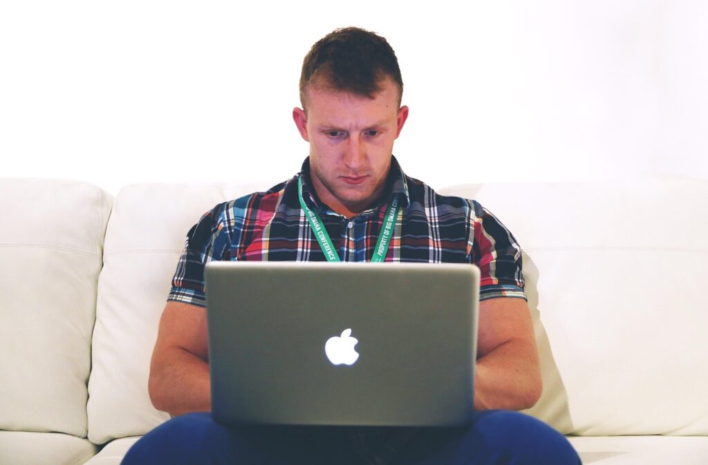 Freelancer trabajando en su computadora portátil desde casa
