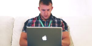 Freelancer trabajando en su computadora portátil desde casa