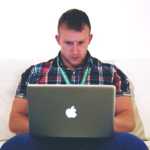 Freelancer trabajando en su computadora portátil desde casa