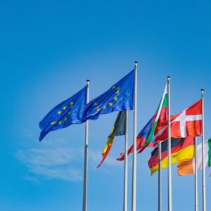 Banderas de la Unión Europea frente al Parlamento Europeo