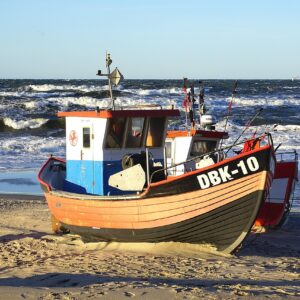Mar agitado con una pequeña embarcación cerca de la costa (imagen ilustrativa)