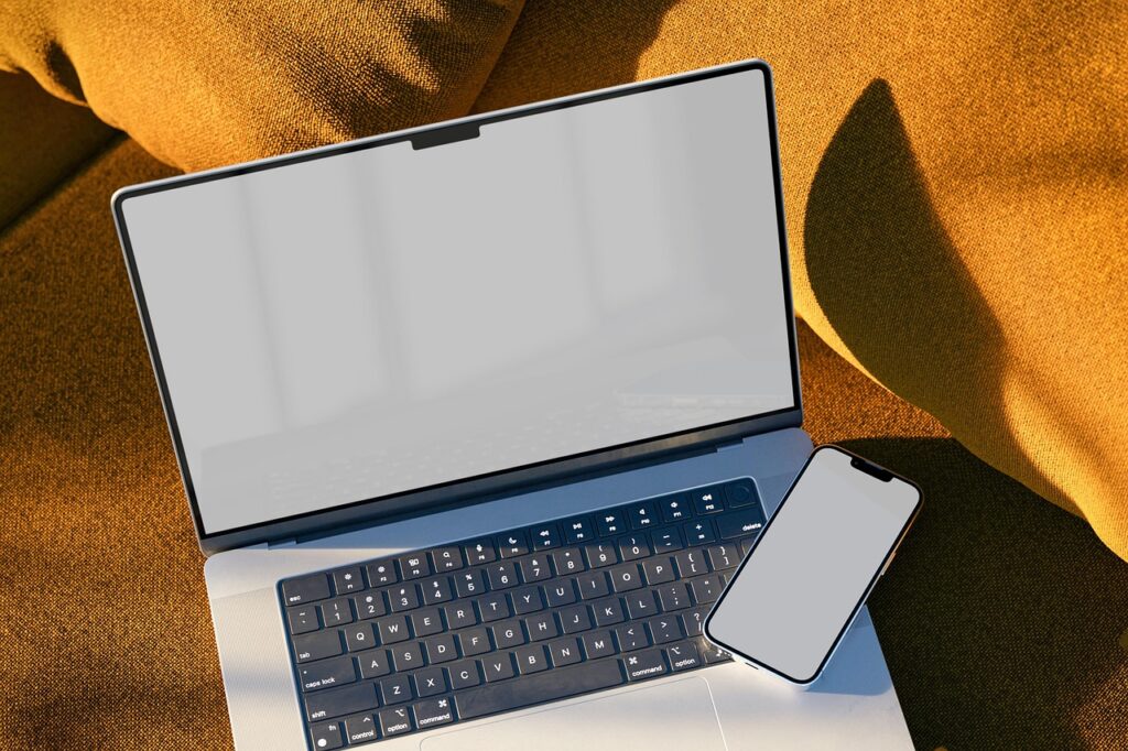 Teléfono con pantalla en blanco que representa la identidad visual de una marca