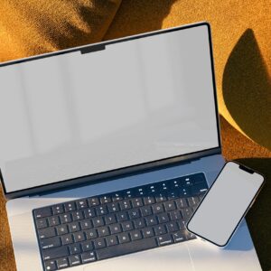 Teléfono con pantalla en blanco que representa la identidad visual de una marca
