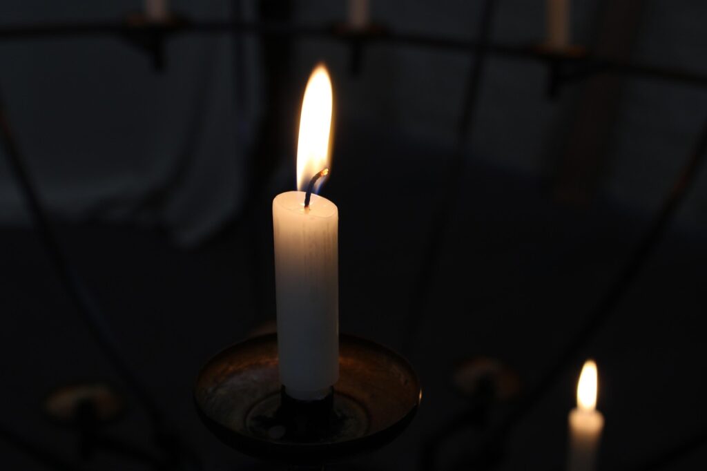 Velas encendidas en señal de luto (imagen ilustrativa)