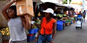 Mujer en un mercado callejero de frutas (imagen ilustrativa)