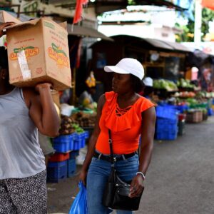 Mujer en un mercado callejero de frutas (imagen ilustrativa)