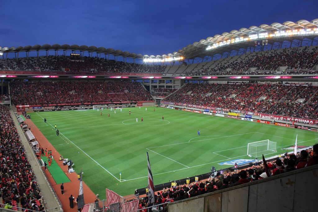 Estadio de fútbol iluminado durante un partido nocturno (imagen ilustrativa)