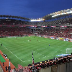 Estadio de fútbol iluminado durante un partido nocturno (imagen ilustrativa)