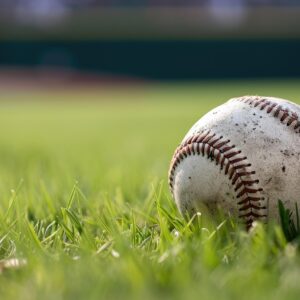 Pelota de béisbol sobre el césped de un estadio