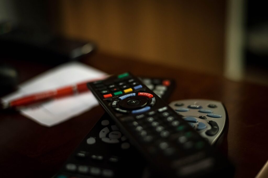 Control remoto sobre una mesa frente a un televisor