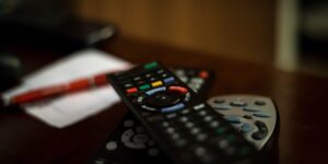 Control remoto sobre una mesa frente a un televisor