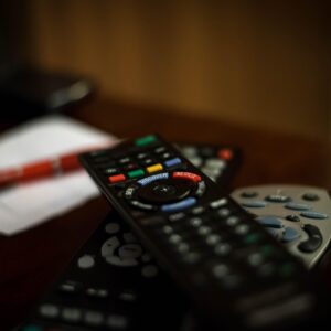Control remoto sobre una mesa frente a un televisor