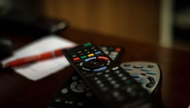 Control remoto sobre una mesa frente a un televisor