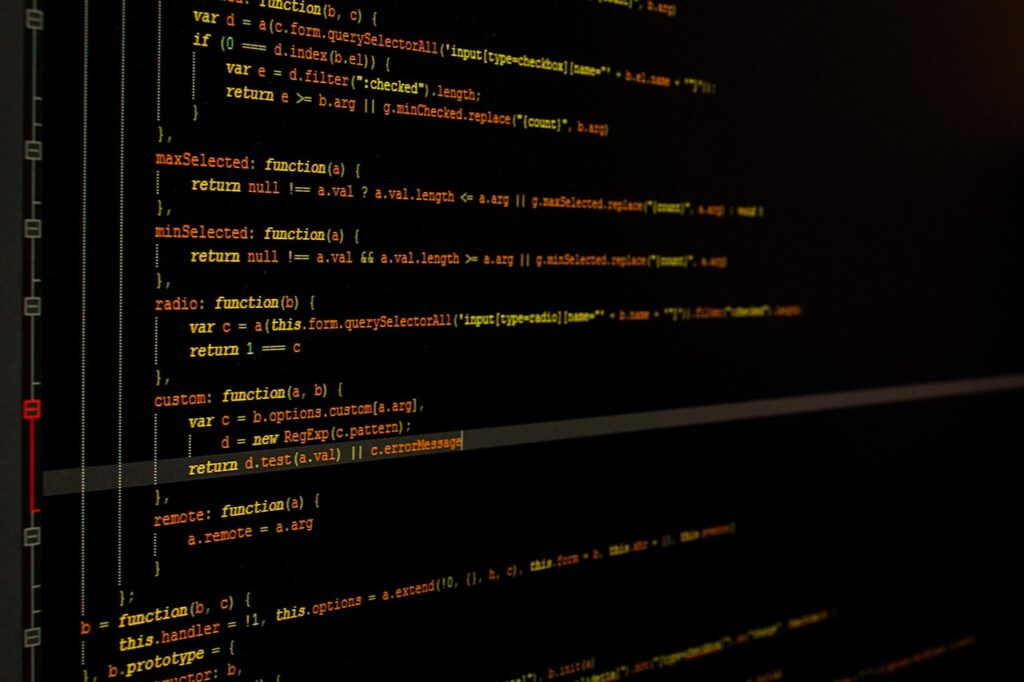 Monitor con código de programación en pantalla