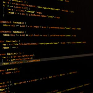 Monitor con código de programación en pantalla