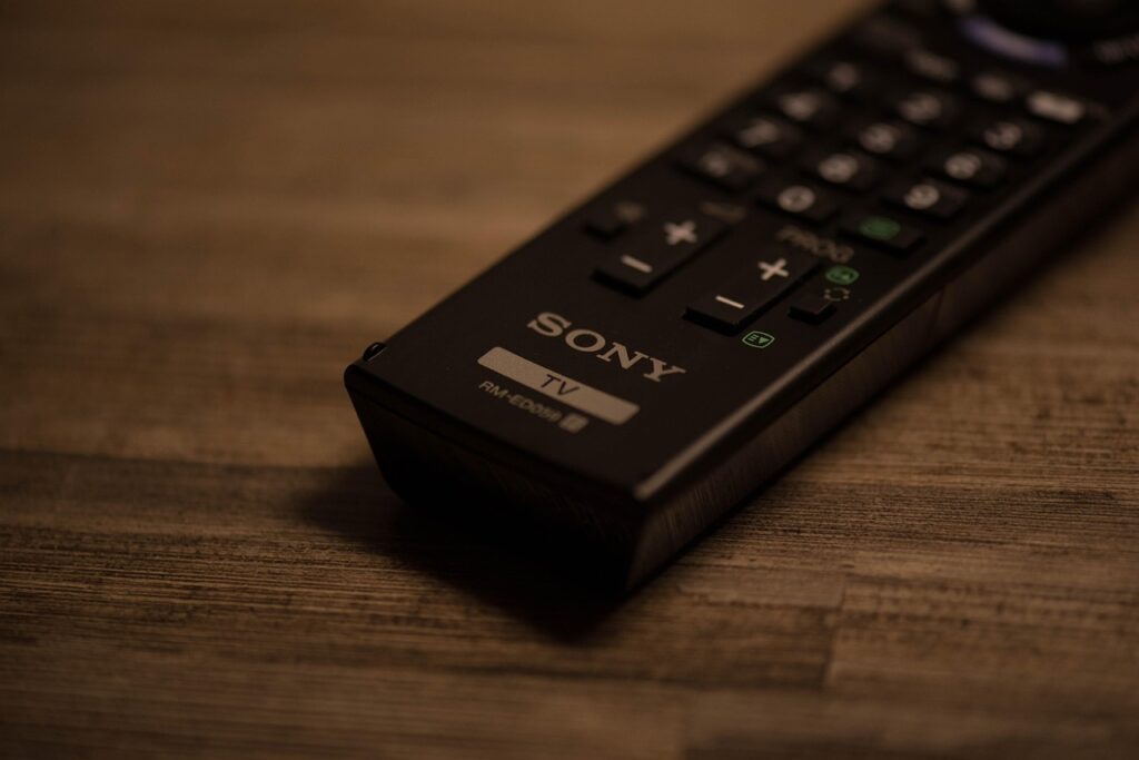 Control remoto sobre una mesa frente a un televisor