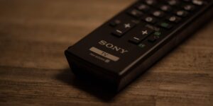 Control remoto sobre una mesa frente a un televisor