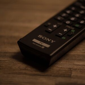 Control remoto sobre una mesa frente a un televisor