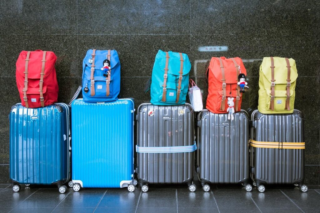 Viajero con maletas en un aeropuerto (imagen ilustrativa)