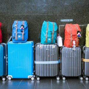 Viajero con maletas en un aeropuerto (imagen ilustrativa)